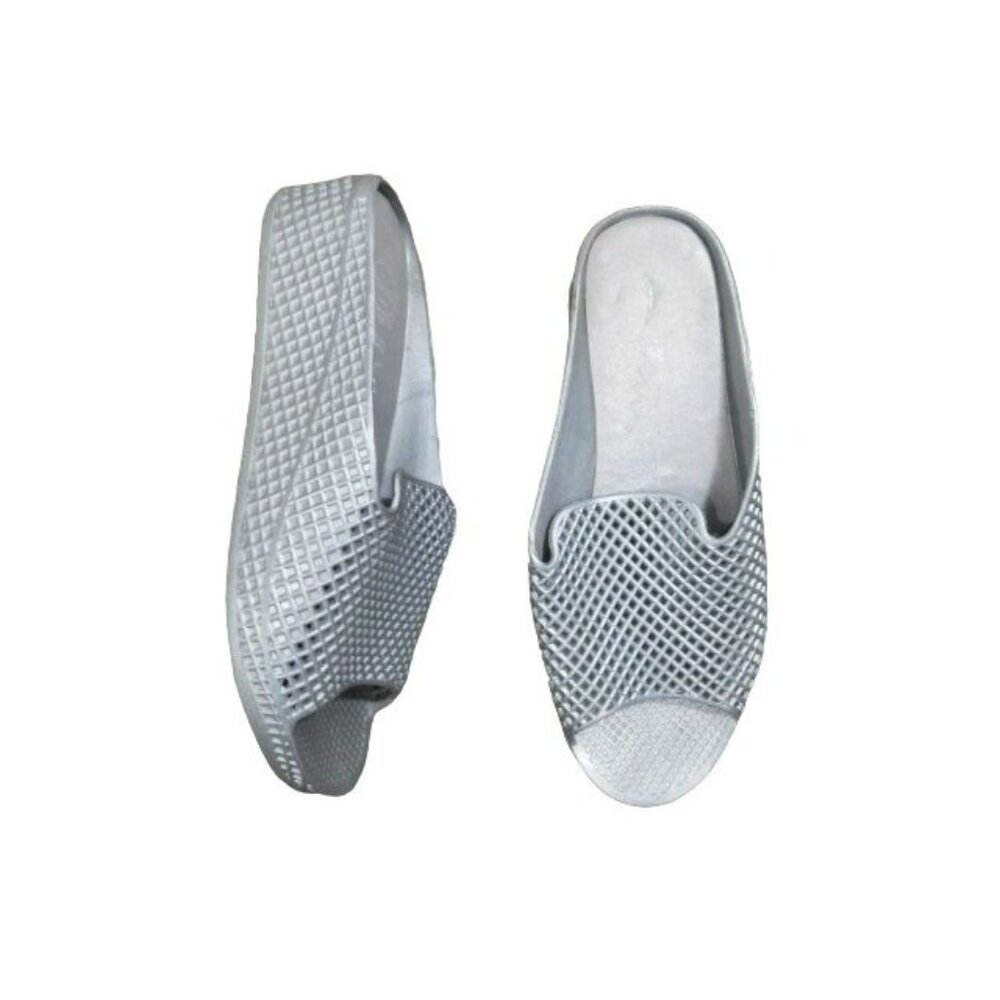 Athough it say size 6, I would say it is more of a 5-5.5 size, good condition